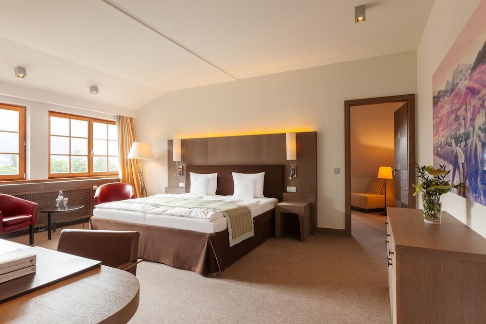 Schlosshotel Kitzbuehel A-Rosa Collection Exterior foto A typical hotel room