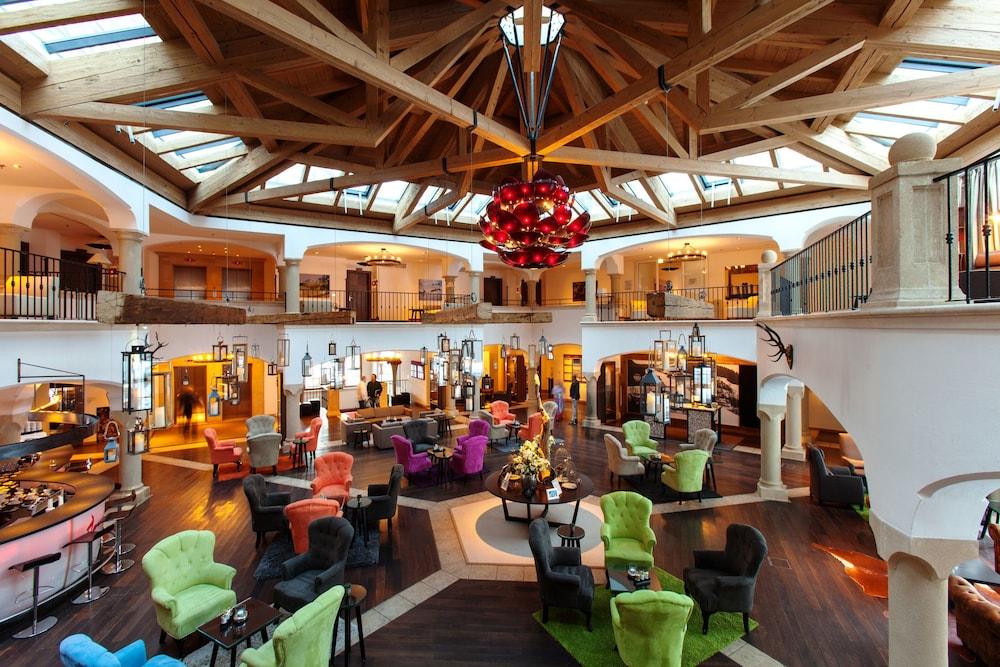 Schlosshotel Kitzbuehel A-Rosa Collection Exterior foto The lobby of the hotel