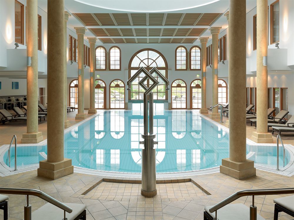 Schlosshotel Kitzbuehel A-Rosa Collection Exterior foto The swimming pool at the Hotel