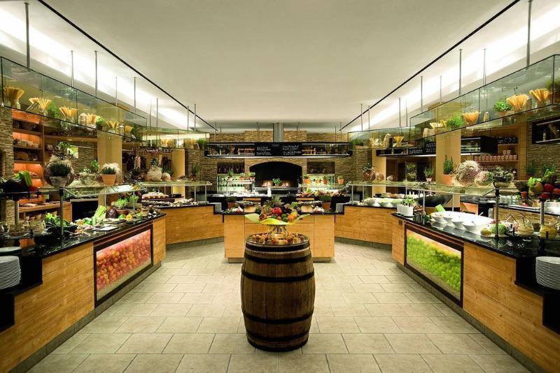 Schlosshotel Kitzbuehel A-Rosa Collection Exterior foto The salad bar at Seasons 52