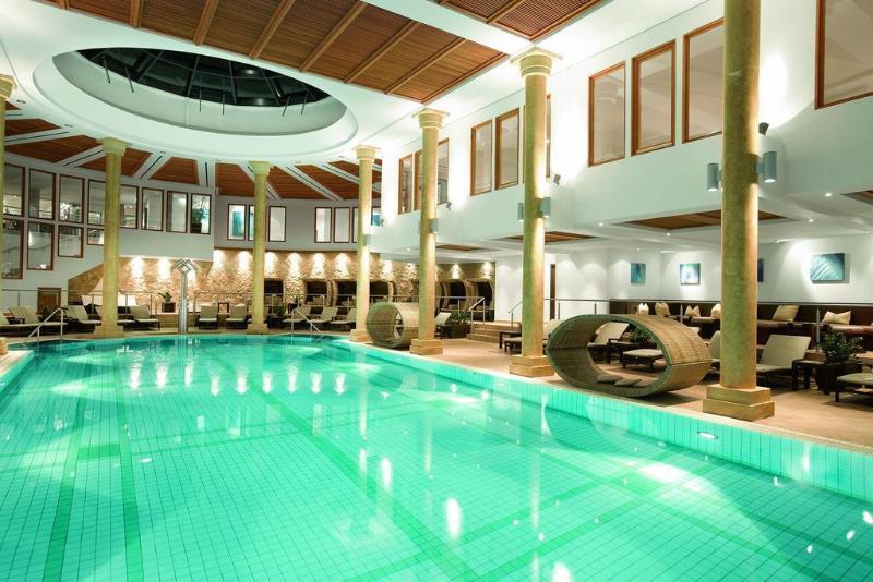 Schlosshotel Kitzbuehel A-Rosa Collection Exterior foto The swimming pool at the hotel