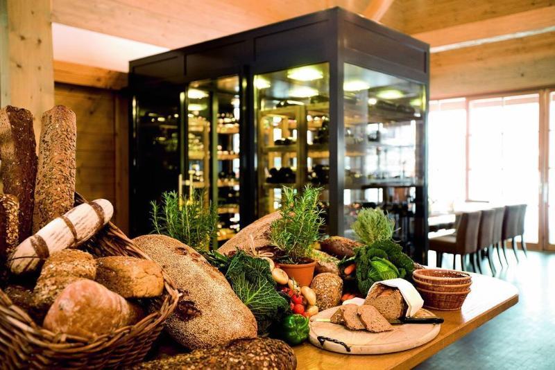 Schlosshotel Kitzbuehel A-Rosa Collection Exterior foto Bread and wine at a restaurant