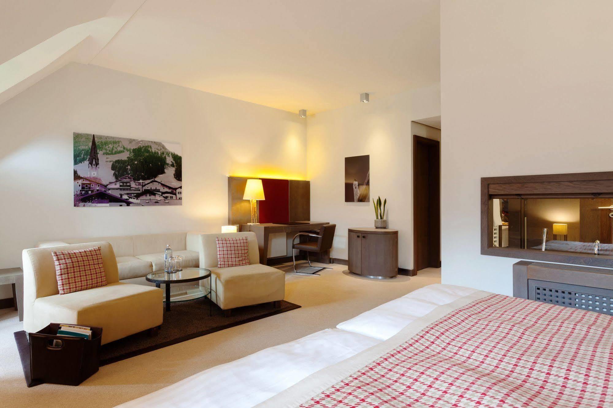 Schlosshotel Kitzbuehel A-Rosa Collection Exterior foto A room at the Hotel de la Tour