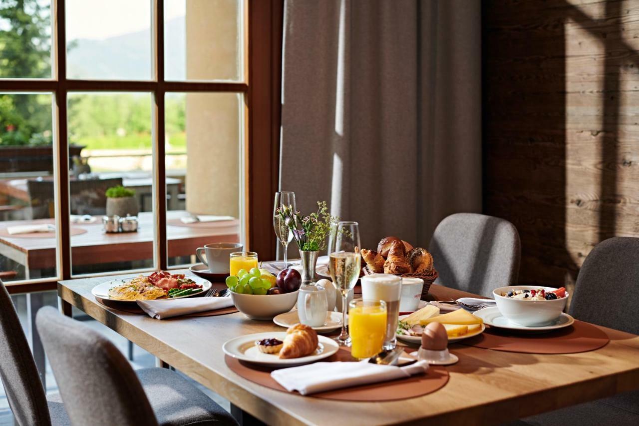 Schlosshotel Kitzbuehel A-Rosa Collection Exterior foto Breakfast table