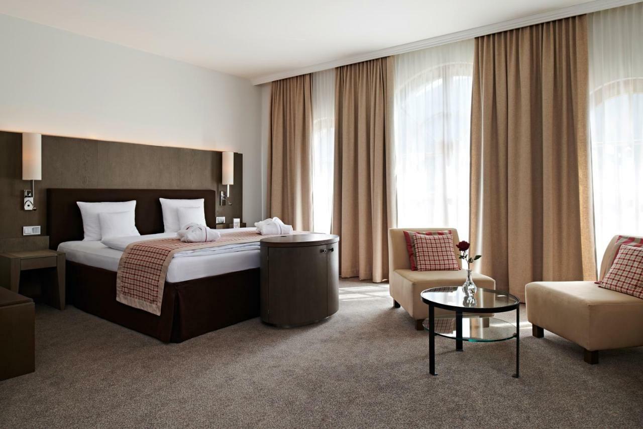 Schlosshotel Kitzbuehel A-Rosa Collection Exterior foto A room at the hotel